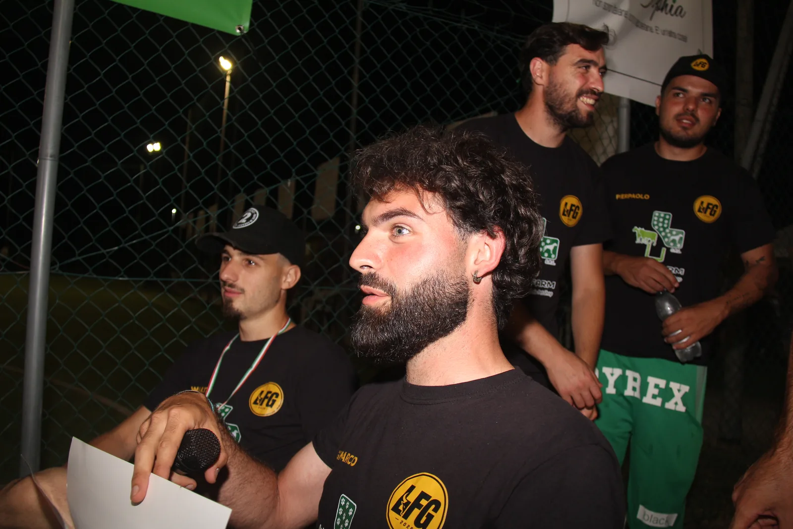 Quattro componenti dello staff di La Fossa Games sono riuniti a bordo campo durante la serata.