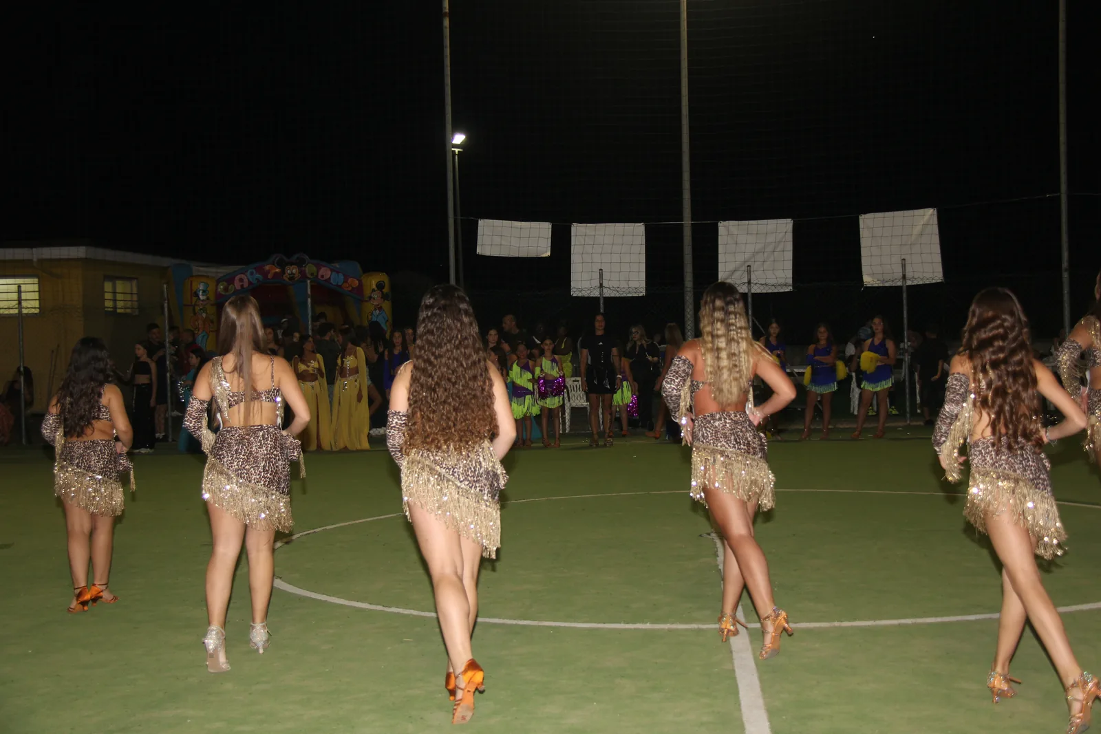 Un gruppo di ballerine si esibisce sul campo durante lo spettacolo serale.