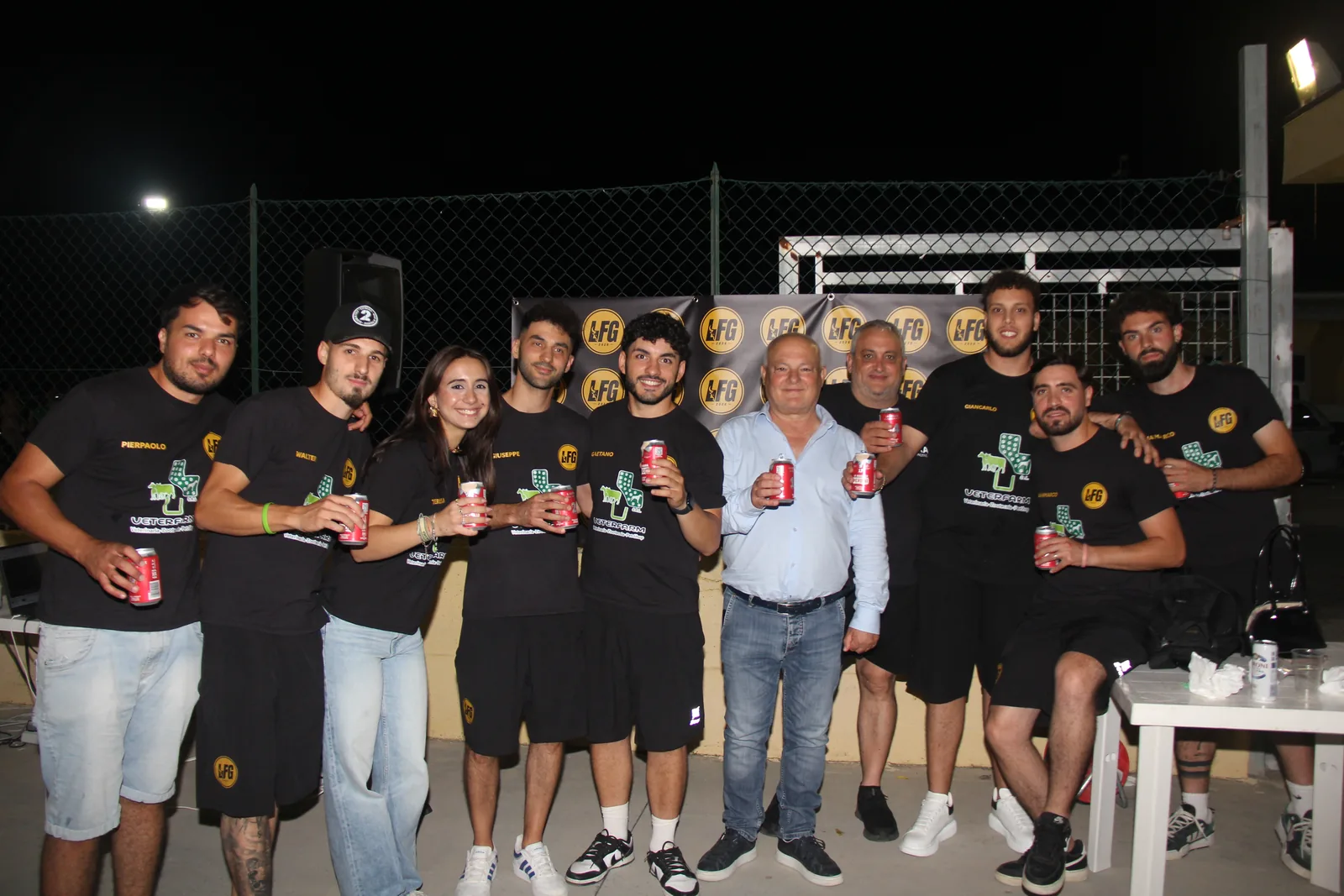 Il gruppo dello staff di La Fossa Games posa insieme al termine della manifestazione.