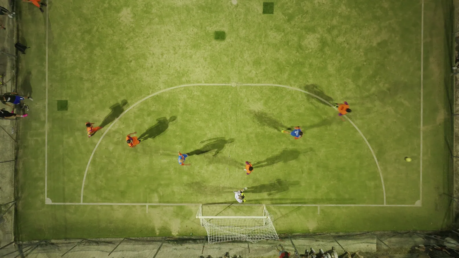 Una partita sul campo comunale ripresa verticalmente dall’alto.